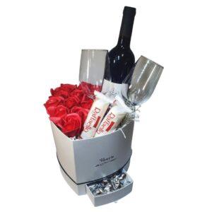 מארז מתנה לאישה הרומנטית - יין כוסות פרחים ושוקולד